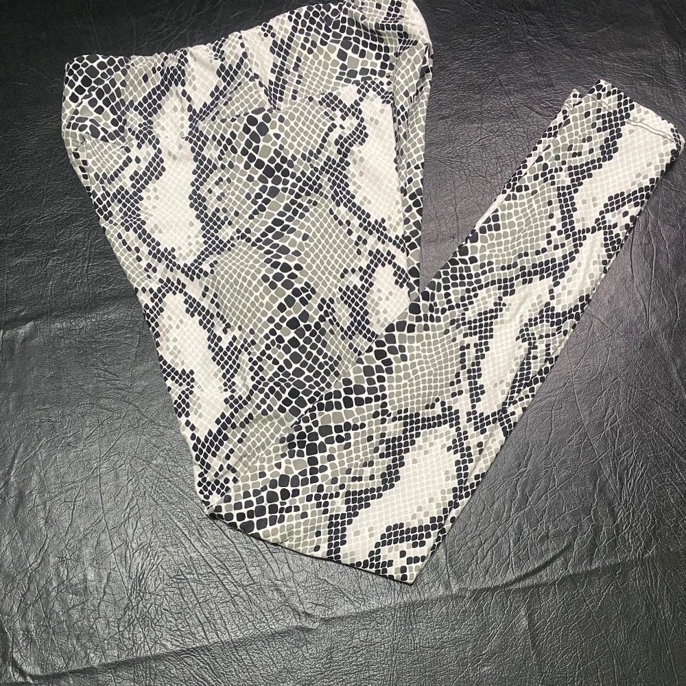 Gently Used LulaRoe (OS) Leggings